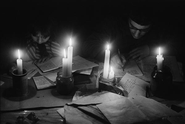 Опалин В. Студенческая практика геофака МГУ. Студенты корпят над дневниками. 1968